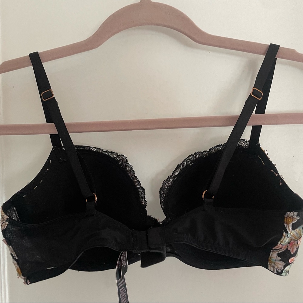 Victoria's Secret Black Floral Embroidered Underwire Bra - Picture 2 of 12